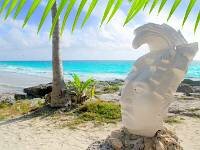 Cabeza maya en una playa en Tulum, Riviera Maya