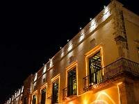 Edificio colonial de noche, en Valladolid