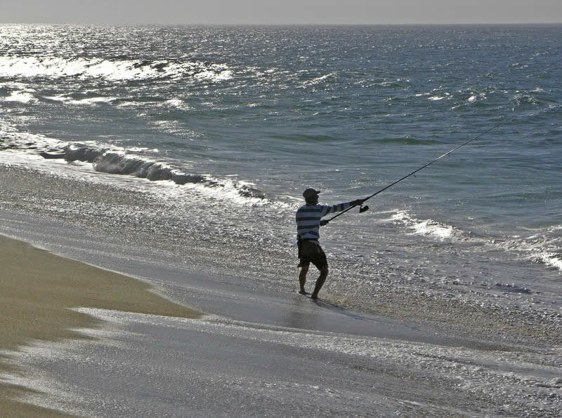 hombre pescando en mar de cortés