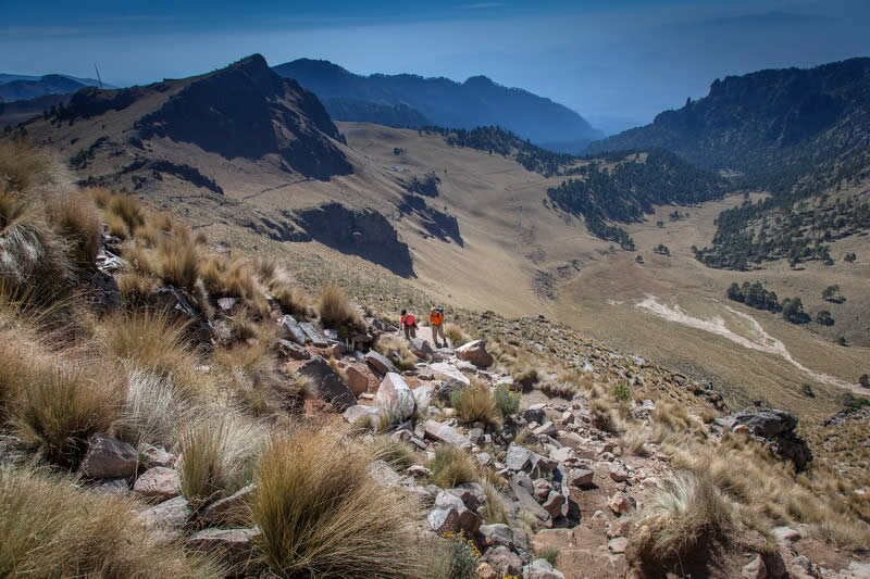 hiking en un volcán